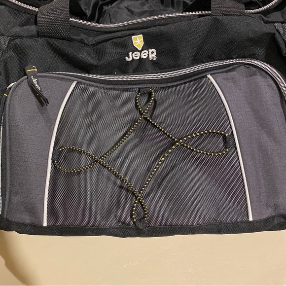 Jeep Duffel Bag Front Sides Pockets Shoulder Hand Straps Carry On Gym Weekend - Picture 1 of 5